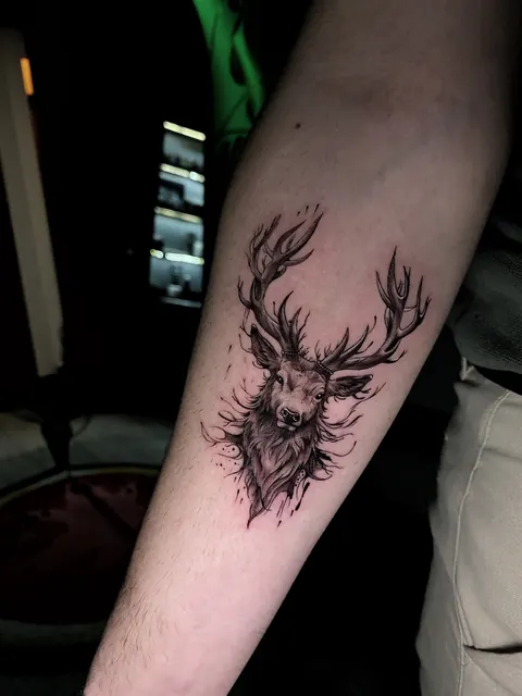 Blackwork geyik dövmesi, önkol